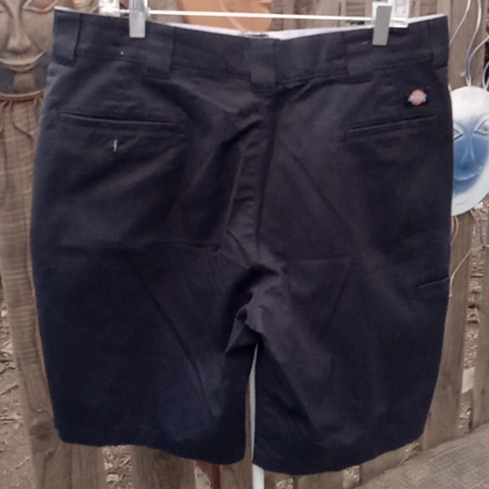 Men's black Dickie shorts. Good condition size 38. Relax, fit.